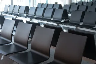 机场、候机区、座位、椅子、长椅、候机楼、登机口、出发