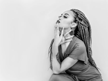 穿着短袖衬衫的女人的灰度照片