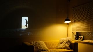 米色软垫沙发靠近落地灯的照片，带有百叶窗