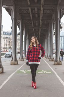 站在桥下的女人