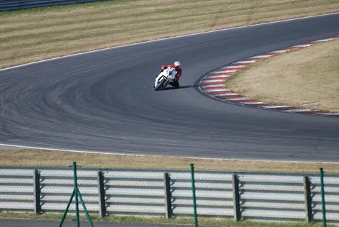 摩托车、比赛、骑行、肾上腺素、摩托车、交通、道路、标志