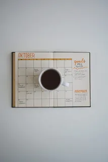 十月日历上的白色咖啡杯