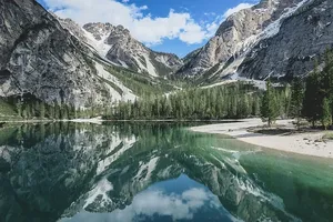 高山，平静的水域，云朵，日光，高山，远足，湖泊，风景