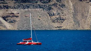 海上红帆船摄影