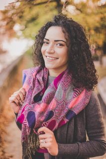 戴粉色无边围巾的女士