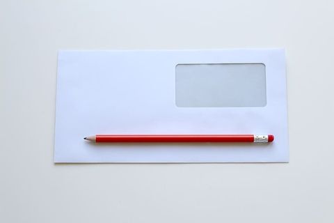 白色窗户信封上的红铅笔