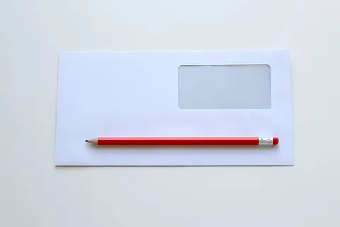 白色窗户信封上的红铅笔
