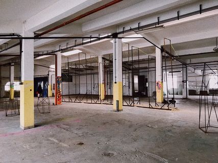 黄色和白色混凝土柱上的黑色金属框架