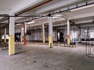 黄色和白色混凝土柱上的黑色金属框架