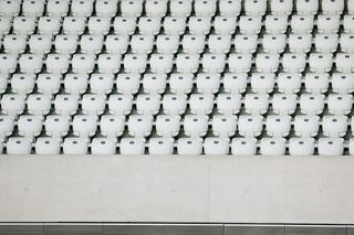 带灰色混凝土平台的白色座椅