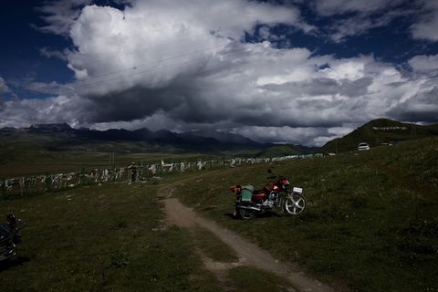 中国，甘孜，塔贡，群山，忧郁的天空，群山，西藏，小径