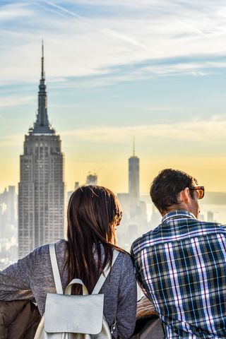 女人，站着，旁边，男人，建筑物，白天，夫妻，女孩