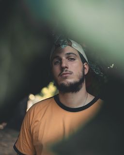 戴灰色帽子、穿着黄色T恤的男子照片