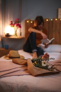 人，人，植物，床，家具，花束，插花，花