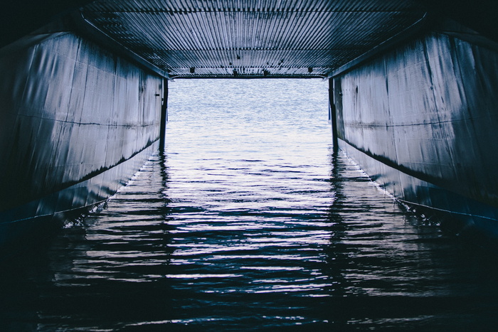 剪影摄影、隧道、水、海洋、海洋、黑暗、小径、室内