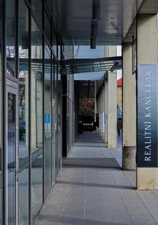 建筑，通道，玻璃，走廊，倒影，商店，无人，白天