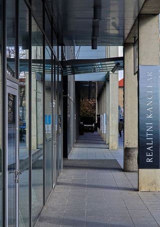 建筑，通道，玻璃，走廊，倒影，商店，无人，白天