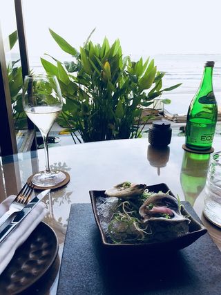 黑色陶瓷板上的不锈钢叉