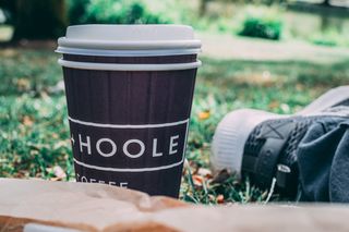 绿草上的黑白咖啡杯