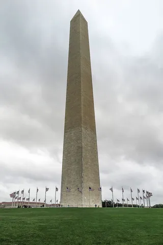 华盛顿特区美国国家广场上华盛顿纪念碑的白色方尖碑。