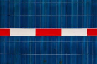 白色和红色油漆墙