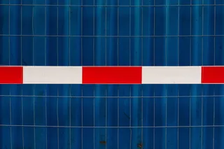 白色和红色油漆墙