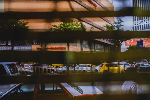 通过百叶窗可以看到堵车的车辆 通过百叶窗可以看到堵车的车辆