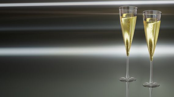 两个,透明,长笛杯,加满,黄色,液体,香槟,玻璃杯 两个,透明,长笛杯,加满,黄色,液体,香槟,玻璃杯