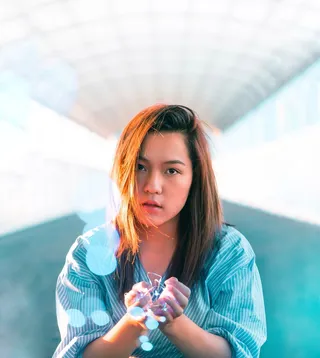 女性的选择性聚焦摄影