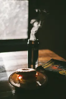 玻璃瓶旁边的盘子上有馅料的包子 玻璃瓶旁边的盘子上有馅料的包子