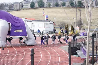 跑道，人，运动，运动，人，人，场地，运动