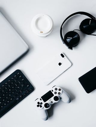 笔记本电脑、耳机、键盘、控制器、杯子、gaget、科技、极简主义