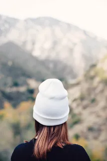 戴着针织帽子的女人面朝群山 戴着针织帽子的女人面朝群山