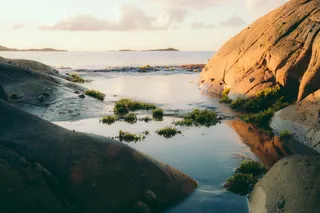 水体和棕色山脉