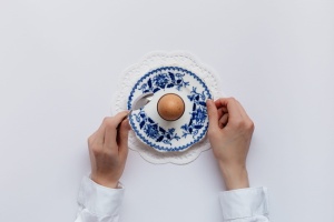 手，陶瓷，盘子，鸡蛋，桌子，一个人，食物和饮料，人手