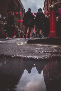 白天人们在水面上的倒影