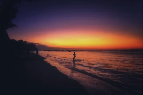剪影照片,女人,海岸,剪影,人,站着,海洋,日落 剪影照片,女人,海岸,剪影,人,站着,海洋,日落