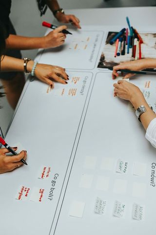 与创意设计师进行头脑风暴会议