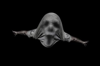 人物，穿着，灰色，布料，肖像，低调，黑色，深色