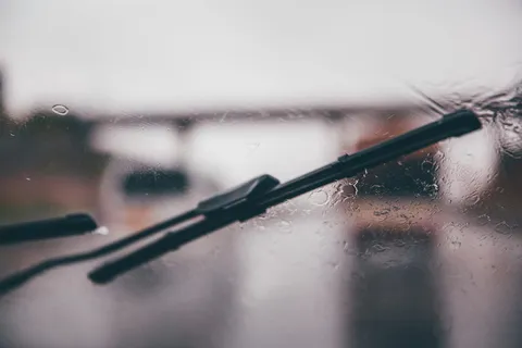 黑色汽车雨刮器的浅聚焦摄影 黑色汽车雨刮器的浅聚焦摄影
