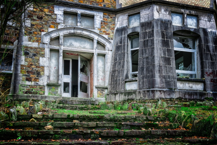 白开了门，楼梯，出现了，渐渐地，上升了，失去了地方，石头，建筑