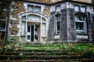 白开了门，楼梯，出现了，渐渐地，上升了，失去了地方，石头，建筑