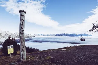 白天，一名男子在缆车附近的马尼哨所工作