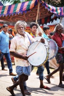 游行中演奏打击乐器的男子