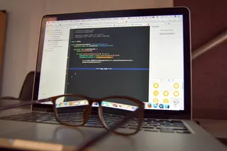 打开笔记本电脑上的眼镜