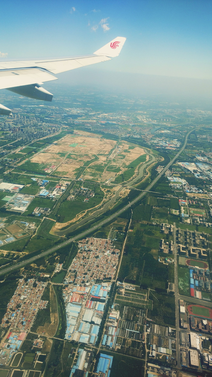 中国，北京首都国际机场，飞机，飞机，天空，日光，建筑物，草地