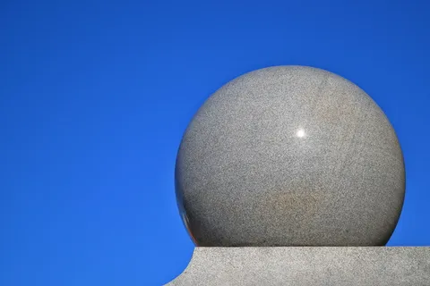 灰色表面上的灰色球，背景为蓝色