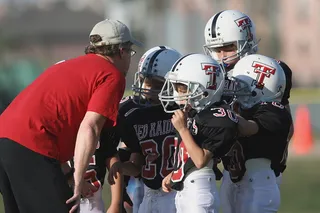 四，nfl球员，凝视，男人，穿着，红色，衬衫，白天