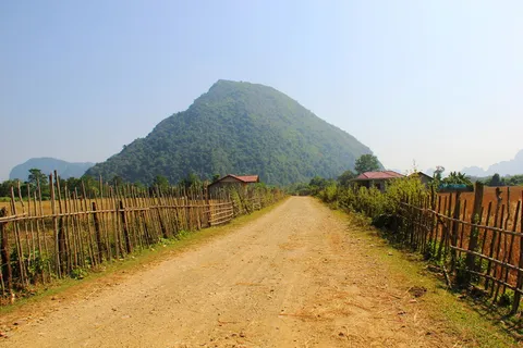 米色、土壤路面、木质、栅栏、绿色、山脉、距离、灰色 米色、土壤路面、木质、栅栏、绿色、山脉、距离、灰色