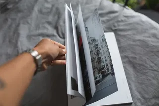 人扫描书，人，人，纸，手表，手，杂志，页面